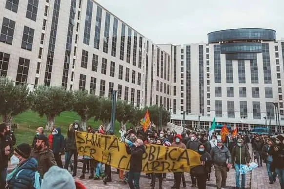 Avvisi garanzia no-vax: \"Ricostruzione falsata, in piazza a chiedere interventi\"