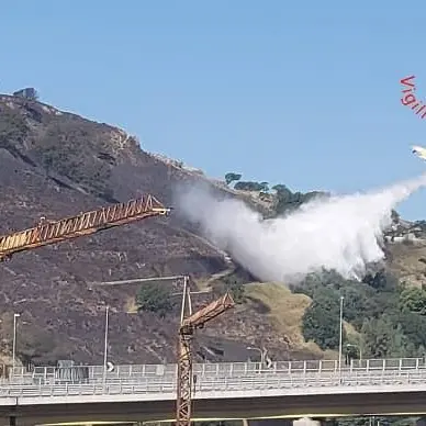 Fuoco sulle colline di Santa Maria: in fiamme anche cataste di gomme
