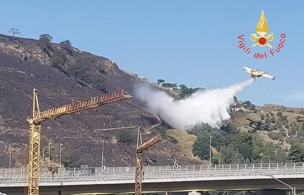 Fuoco sulle colline di Santa Maria: in fiamme anche cataste di gomme