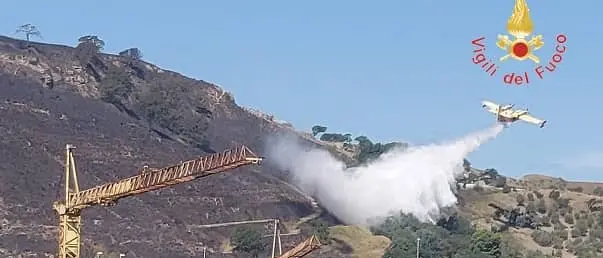 Fuoco sulle colline di Santa Maria: in fiamme anche cataste di gomme