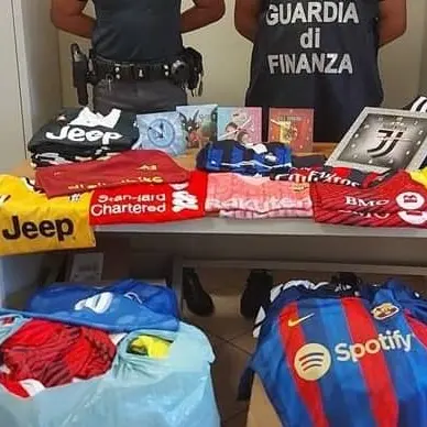 La GdF sequestra capi sportivi ed orologi contraffatti