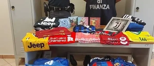 La GdF sequestra capi sportivi ed orologi contraffatti