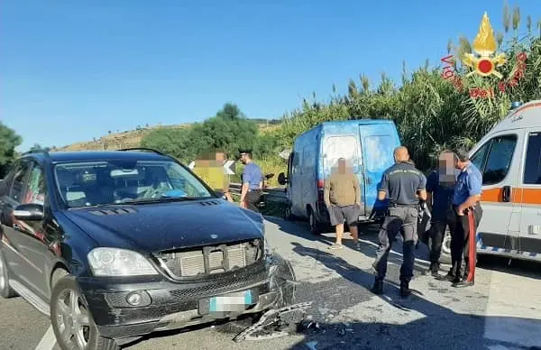 Si scontrano Ducato e Mercedes, tre feriti