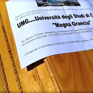 Doppia Medicina, sit in e bara in piazza a Catanzaro Lido