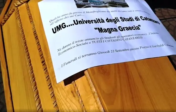 Doppia Medicina, sit in e bara in piazza a Catanzaro Lido