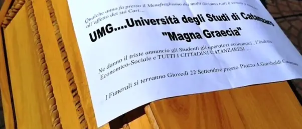 Doppia Medicina, sit in e bara in piazza a Catanzaro Lido