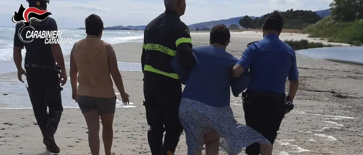 Anziana sprofonda nell'Ancinale: salvata dai carabinieri