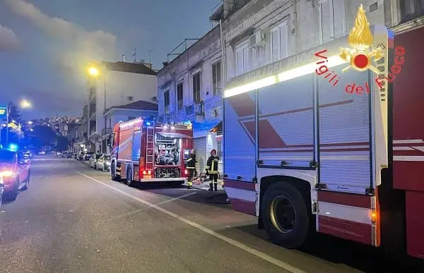 Rogo all'alba in una rosticceria di Sala