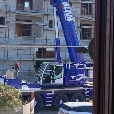 Lido, smantellata gru a torre sospesa in cantiere inattivo