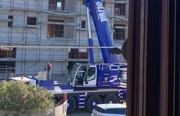 Lido, smantellata gru a torre sospesa in cantiere inattivo