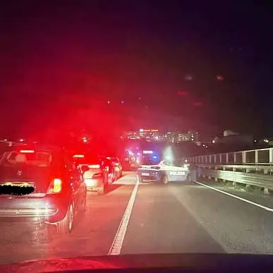 Incidente sulla tangenziale, utilitaria contro guardrail