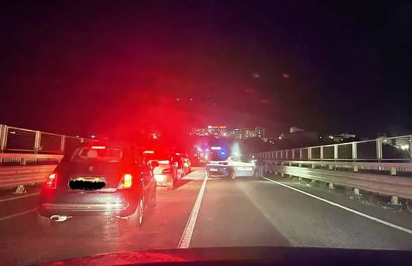 Incidente sulla tangenziale, utilitaria contro guardrail