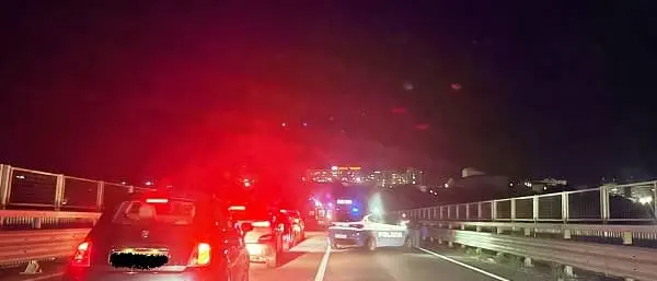 Incidente sulla tangenziale, utilitaria contro guardrail