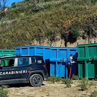 Tonnellate di rifiuti nella proprietà, madre e figlia denunciate