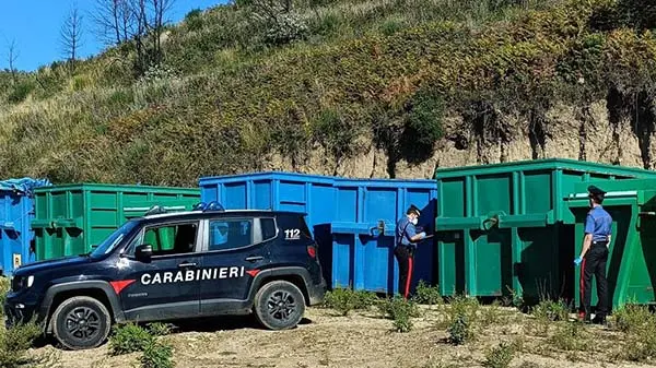 Tonnellate di rifiuti nella proprietà, madre e figlia denunciate