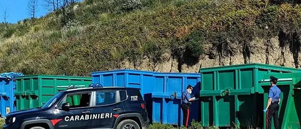 Tonnellate di rifiuti nella proprietà, madre e figlia denunciate