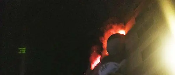 Tragedia nella notte: incendio in casa, 3 giovani morti - VIDEO