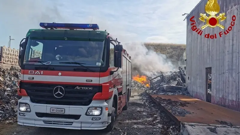 Incendio rifiuti in località Fiasco Baldaia a Squillace: disagi per gli abitanti della zona