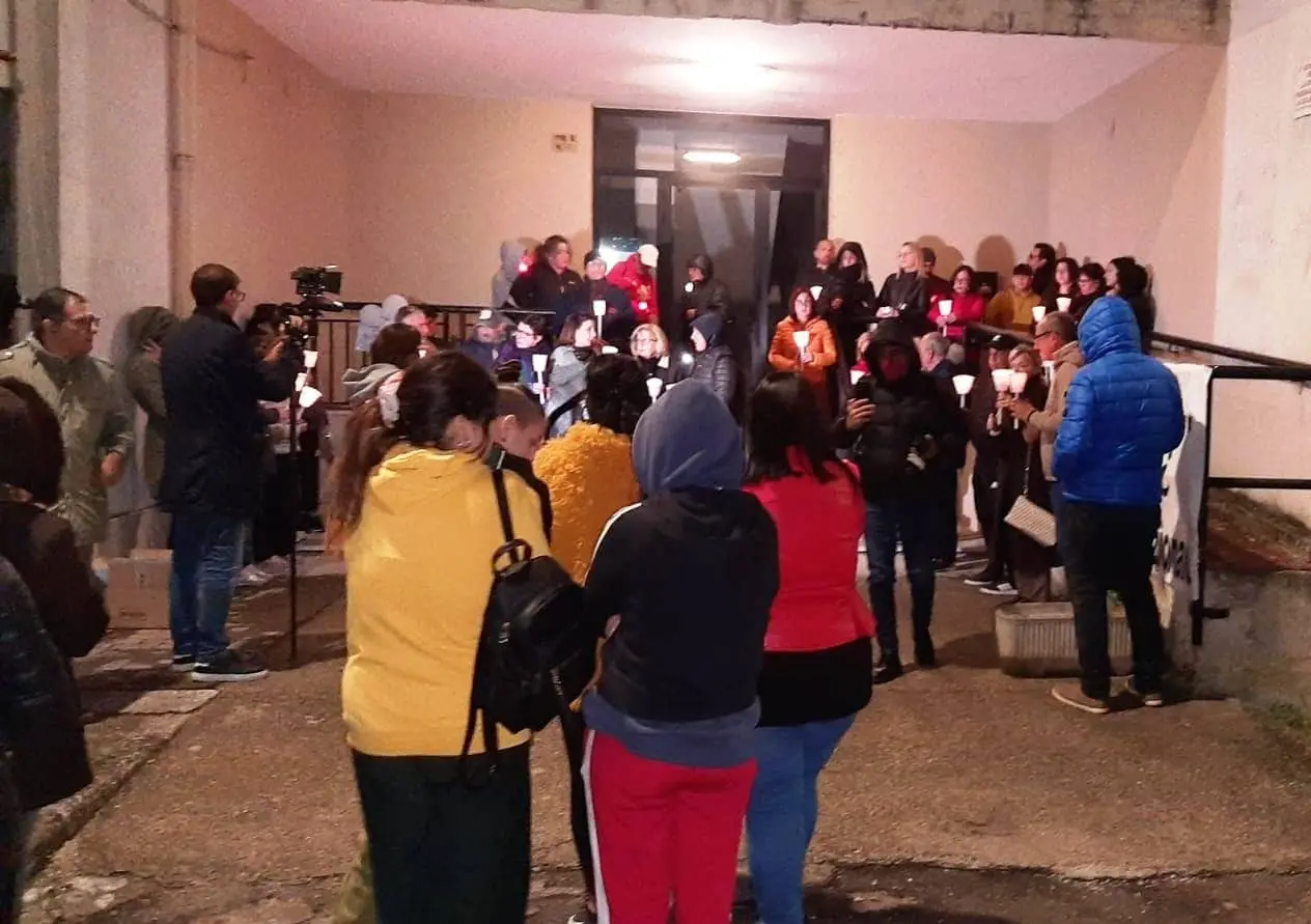 Fiaccolata spontanea per i fratelli Corasoniti morti nel rogo