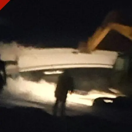 Barca arenata, spuntano foto: \"L'hanno distrutta, non è stato il mare\"