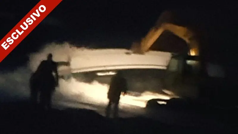 Barca arenata, spuntano foto: \"L'hanno distrutta, non è stato il mare\"