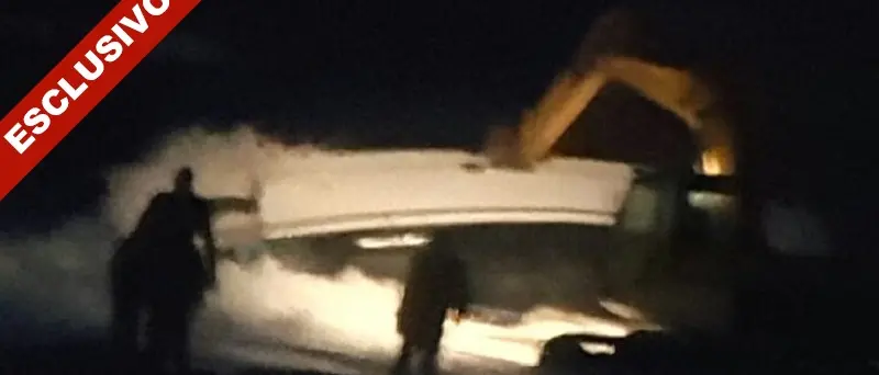 Barca arenata, spuntano foto: \"L'hanno distrutta, non è stato il mare\"