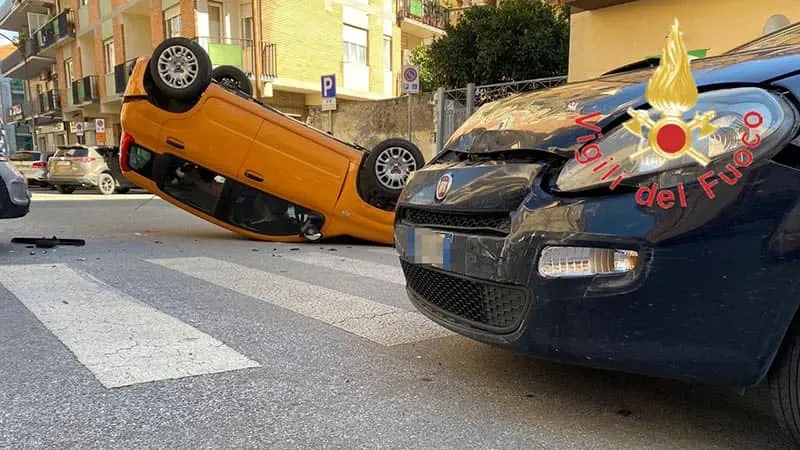 Lamezia, incidente con tre auto e due feriti