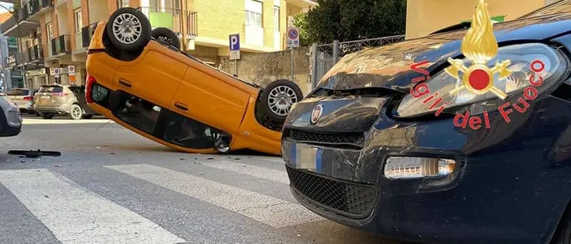 Lamezia, incidente con tre auto e due feriti