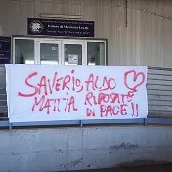 Rogo: striscione di pietà davanti all'obitorio del Policlinico