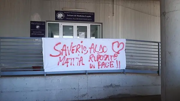 Rogo: striscione di pietà davanti all'obitorio del Policlinico