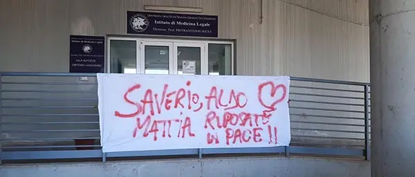 Rogo: striscione di pietà davanti all'obitorio del Policlinico