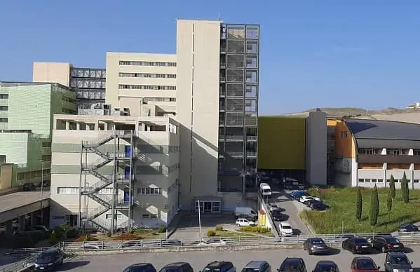 Truffa in reparto alla Dulbecco: oculista e segretaria privata ai domiciliari