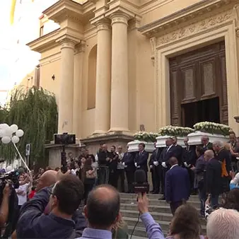 L'addio ai Corasoniti: l'abbraccio di parenti, amici e cittadini - VIDEO