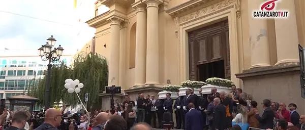 L'addio ai Corasoniti: l'abbraccio di parenti, amici e cittadini - VIDEO