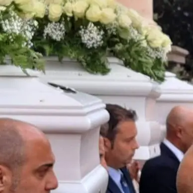 Il silenzio e gli applausi, il bianco delle bare, il nero del lutto