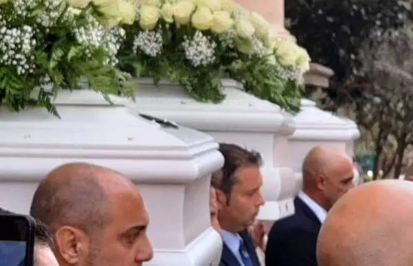 Il silenzio e gli applausi, il bianco delle bare, il nero del lutto