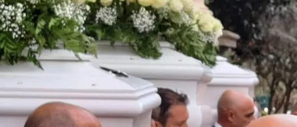 Il silenzio e gli applausi, il bianco delle bare, il nero del lutto