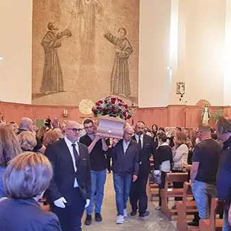 Folla attonita per l'addio a Piero. Trovato il cellulare