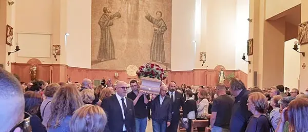 Folla attonita per l'addio a Piero. Trovato il cellulare