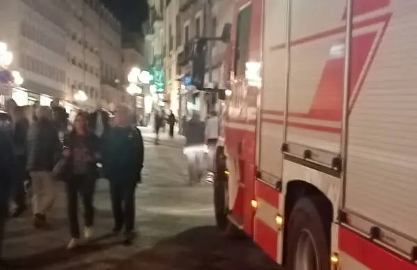 FLASH - Vigili fuoco su Corso Mazzini, si teme fuga di gas