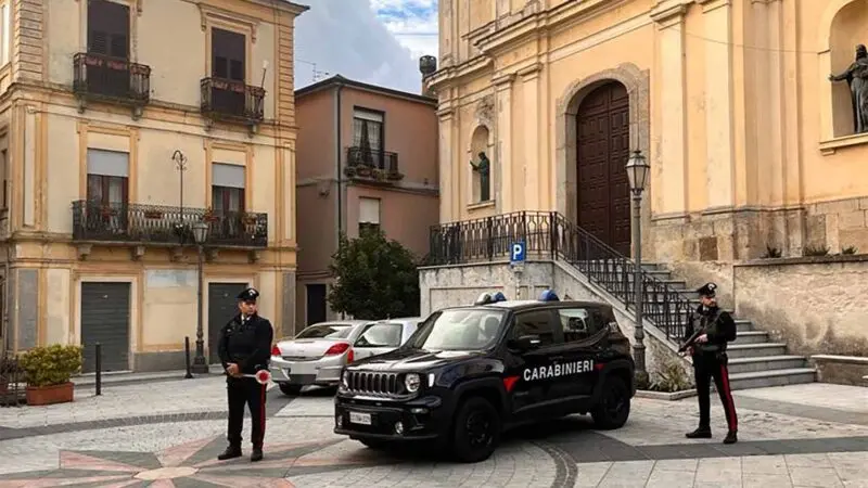 Figlio minore telefona ai Carabinieri e salva la mamma dal compagno