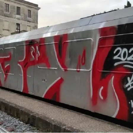 Vandali imbrattano un vagone delle Ferrovie della Calabria