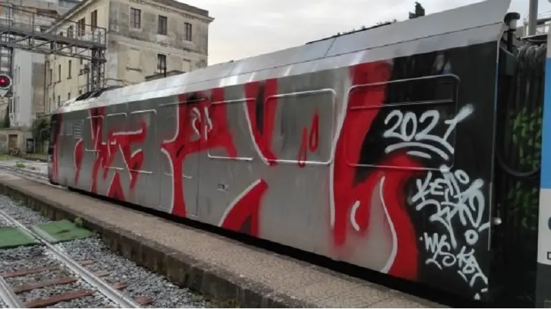 Vandali imbrattano un vagone delle Ferrovie della Calabria