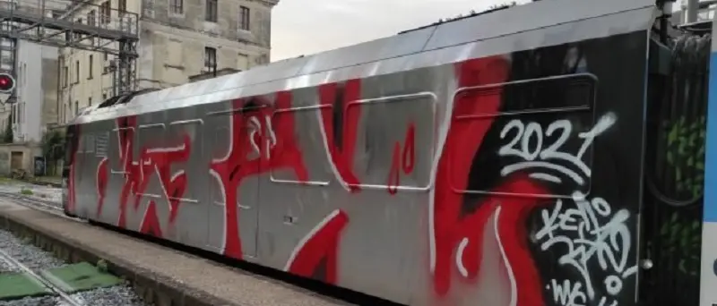 Vandali imbrattano un vagone delle Ferrovie della Calabria