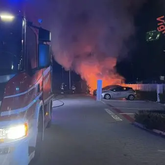 A fuoco diverse auto di una concessionaria