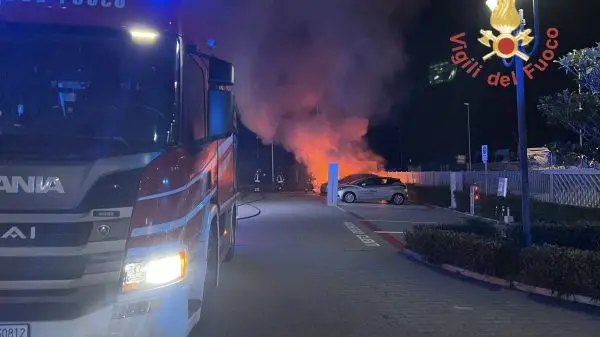 A fuoco diverse auto di una concessionaria