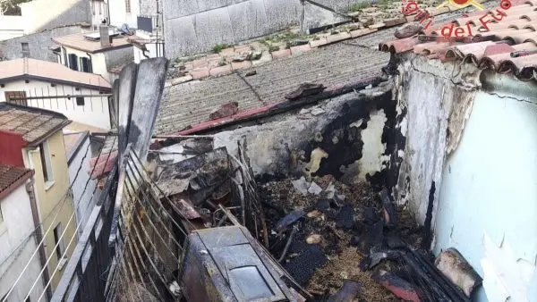 Fiamme in casa: 87enne salvato dai carabinieri