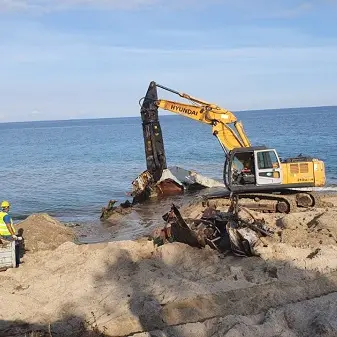 Rimosso relitto migranti dall'arenile dello Jonio catanzarese