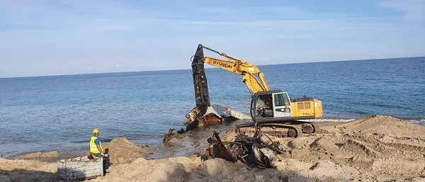 Rimosso relitto migranti dall'arenile dello Jonio catanzarese