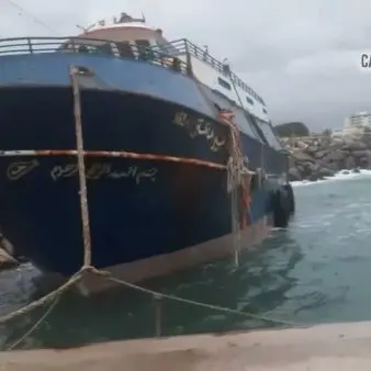 Maltempo, prevedibile rottura ormeggi barcone migranti - VIDEO